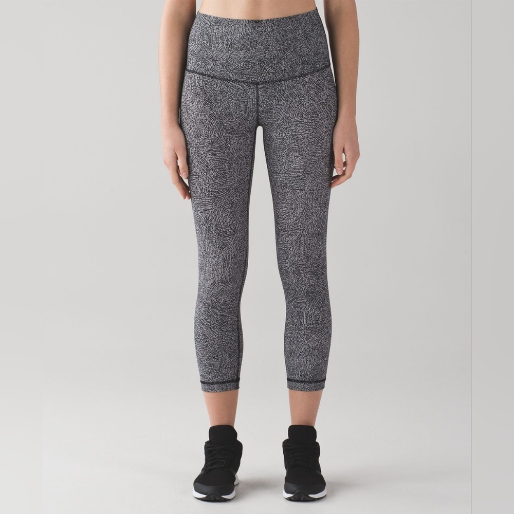 Lululemon Wunder Under Crop line up white black
